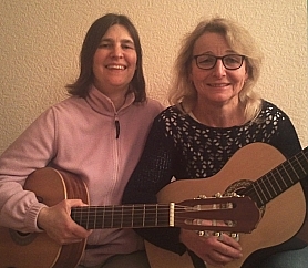 Kundin und ich, beide mit Konzertgitarre Kundin und ich, beide mit Konzertgitarre